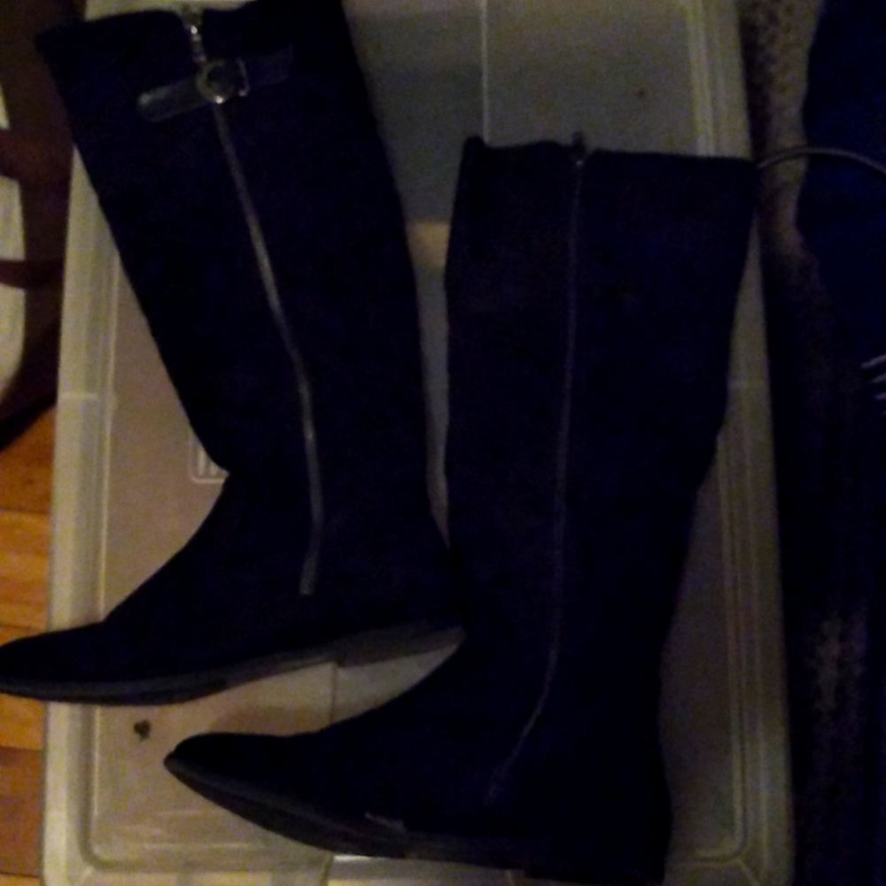 Women's boots size 6.5 almost new knee high boots